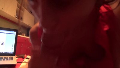 Schoolgirl sucks a bràthair dick fhad ' s nach eil duine aig an taigh